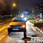 На вулиці Небесної Сотні автомобіль на пішохідному переході збив жінку