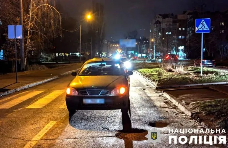 На вулиці Небесної Сотні автомобіль на пішохідному переході збив жінку