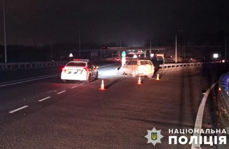 Аварія під Полтавою: легковий автомобіль врізався у відбійник