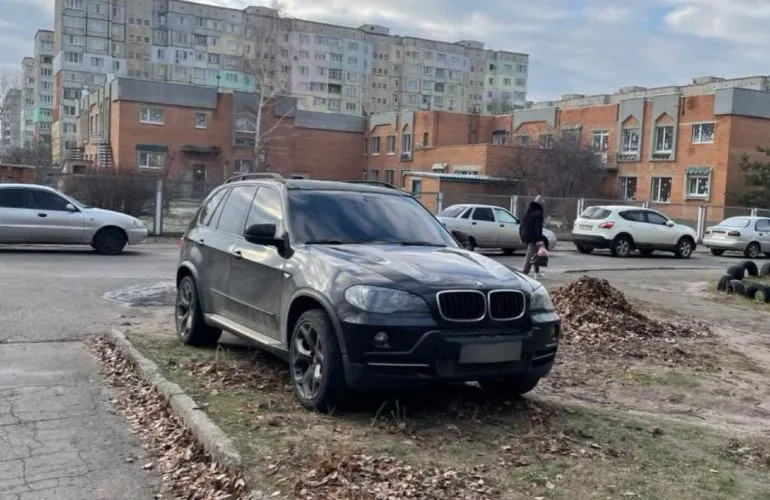 Поліція Полтавщини оштрафувала водія BMW за паркування на газоні
