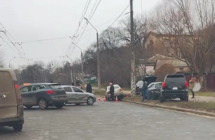 Аварія на вулиці Небесної Сотні: зіткнулися три автомобілі