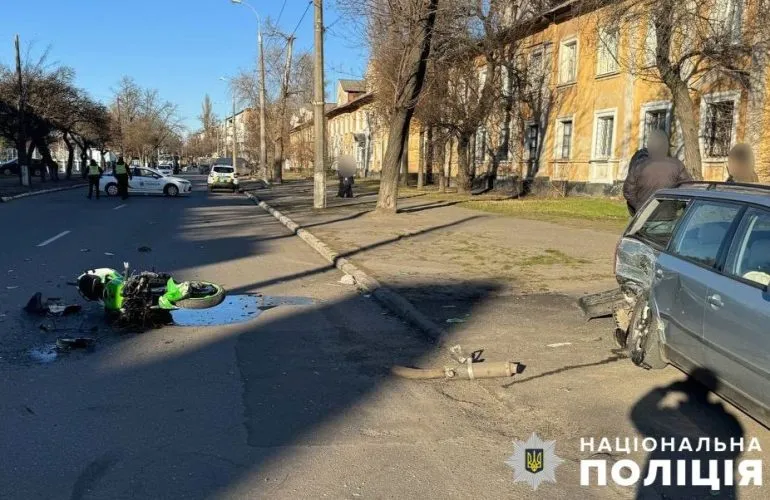 У Кременчуці зіткнулися Volkswagen та мотоцикл: госпіталізовано мотоцикліста