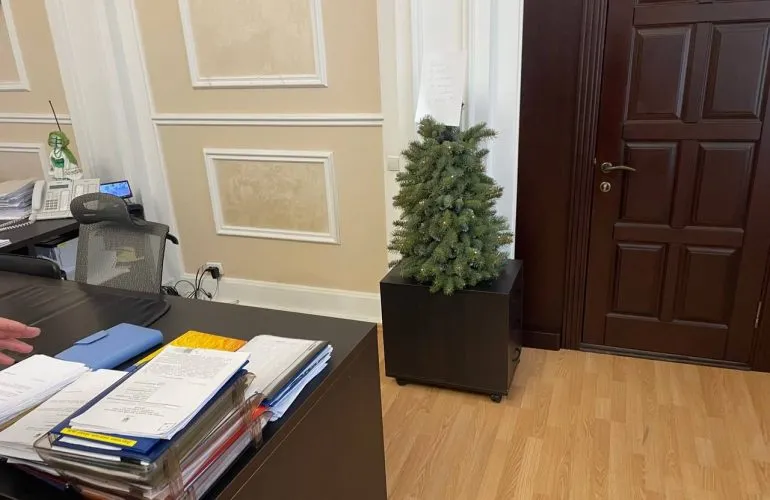 Пацієнти розформованої ЦРЛ протестують у кабінеті Ямщикової