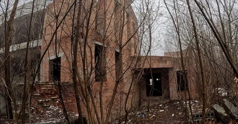 Кинотеатр «Алмаз»: Видеоблогер исследует заброшенную территорию в Полтаве