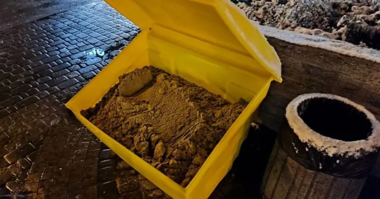 У Полтаві встановлюють пластикові контейнери для піску та солі