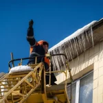 У Полтаві попереджають про небезпеку бурульок та снігових брил