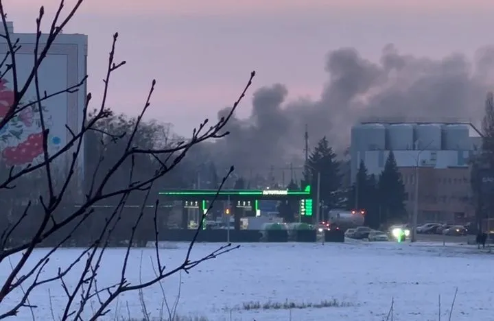 Пожар на автомойке в Розсошенцах: спасатели ликвидируют огонь