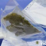 Офицер безопасности задержал мужчину за курение каннабиса на школьном дворе