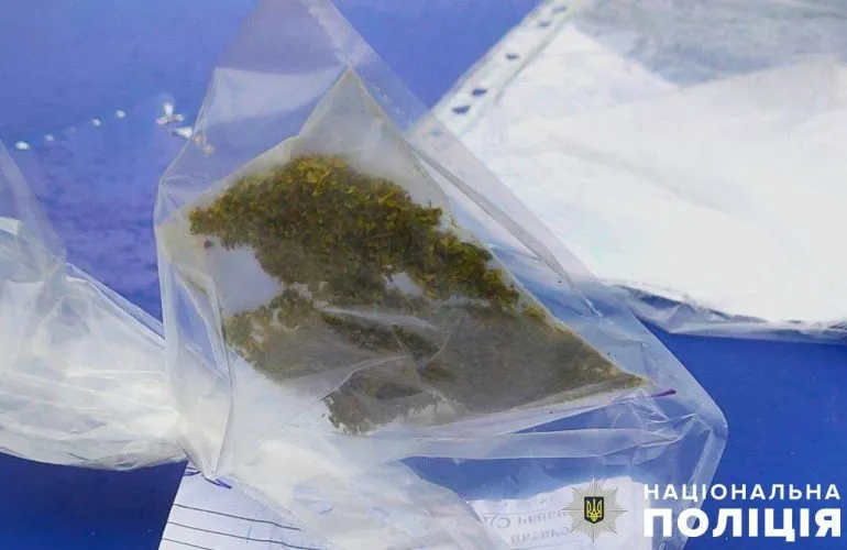 Офицер безопасности задержал мужчину за курение каннабиса на школьном дворе