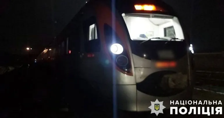 В Гребінці пассажирский поезд наехал на мужчину, пострадавшего доставили в больницу