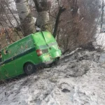 ДТП на вулиці Панянки: легковик не впорався з підйомом і врізався в мікроавтобус