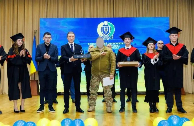 Випускники Полтавської політехніки передали дрони для ЗСУ