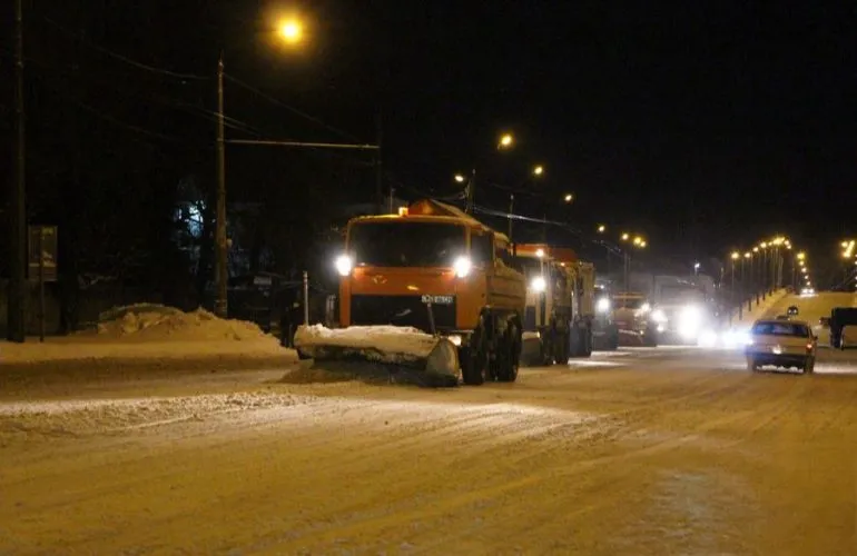 Коммунальщики Полтавы просят водителей пропускать технику для посыпки дорог