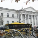 В Полтаве студент получил травму из-за сосульки с Главпочтамта