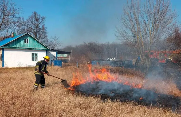 Рятувальники Полтавщини ліквідували 23 пожежі та нагадали про відповідальність