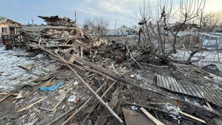 Автівка «Нової пошти» під обстрілом: постраждав водій у Родинському