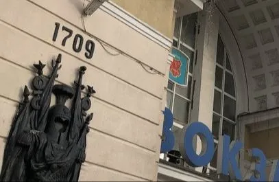 УІНП призывает убрать пропагандистские барельефы с вокзала «Полтава-Південна»