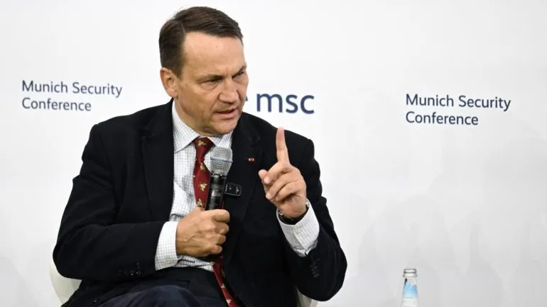 Польща відповіла Ілону Маску щодо відключення Starlink для України