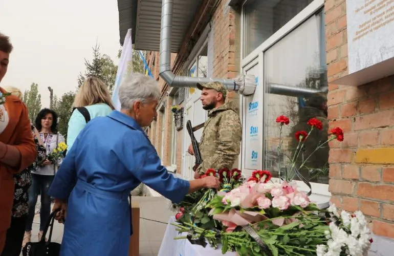 В Полтаве на фасадах школ будут установлены мемориальные доски погибшим защитникам
