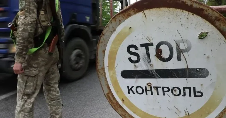 Правительство Украины отменило систему «Шлях» для выезда водителей с гуманитарными грузами