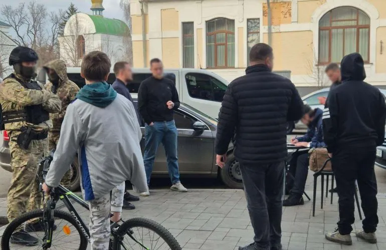 У Полтаві затримали чоловіків за спробу дачі хабаря у 4000 доларів