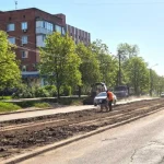 На вулиці Небесної Сотні облаштовують клумбу з багаторічними рослинами