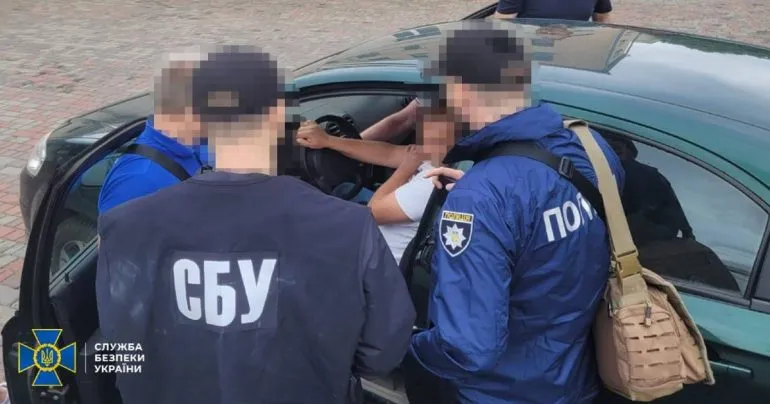 Посадовця Подільської райради Полтави затримали на хабарі у  000