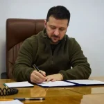 Зеленский ввел новые санкции РНБО: среди фигурантов Арестович и Олешко