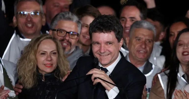 Зеленский поздравил Никушора Дана с победой на выборах в Румынии