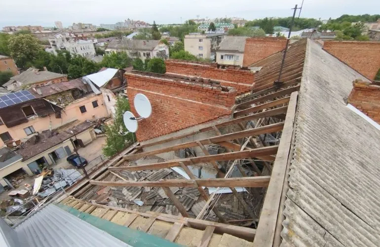 У Полтаві розпочато ремонт пошкодженого російським ударом даху будинку на вулиці В’ячеслава Чорновола
