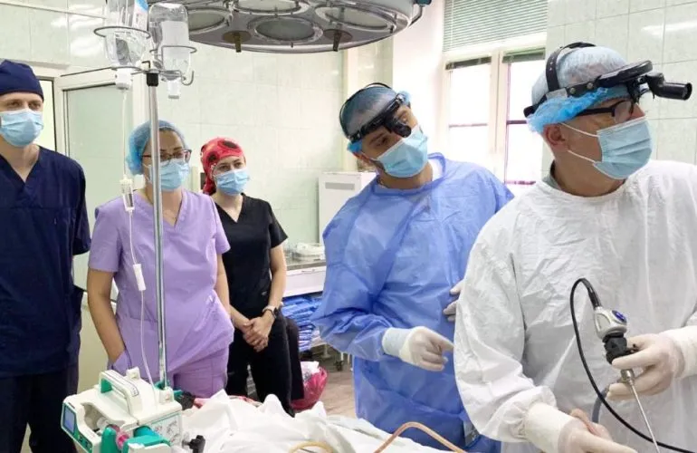 У Полтаві виконали рідкісну ендоскопічну операцію фронтотомії за методом DRAF 3