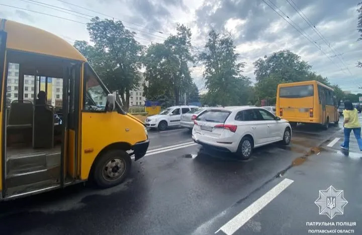 На вулиці Соборності зіткнулися дві маршрутки Рута та легковик Skoda