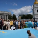 Крымскотатарский флаг торжественно развернули на Михайловской площади в Киеве