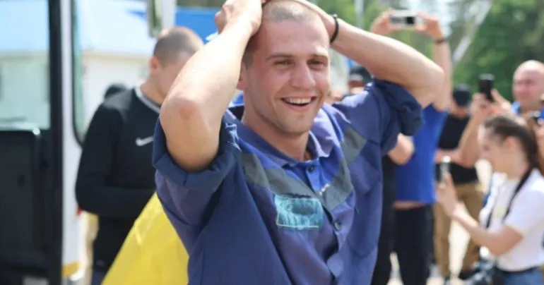 В Україну повертають поранених та молодих військових із російського полону