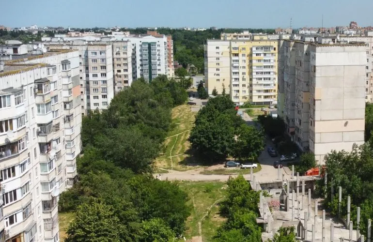 Коммунальщики Полтавы будут ухаживать за зеленой зоной на бульваре Боровиковского