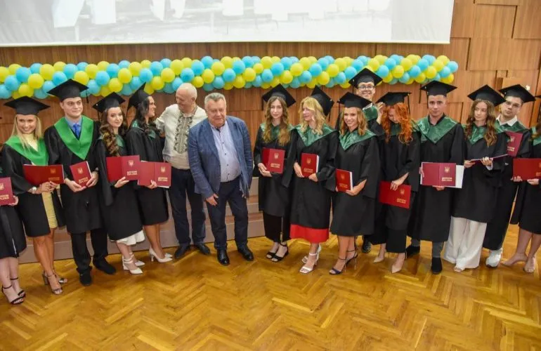 ПДМУ торжественно вручил дипломы выпускникам 2025 года – будущим врачам