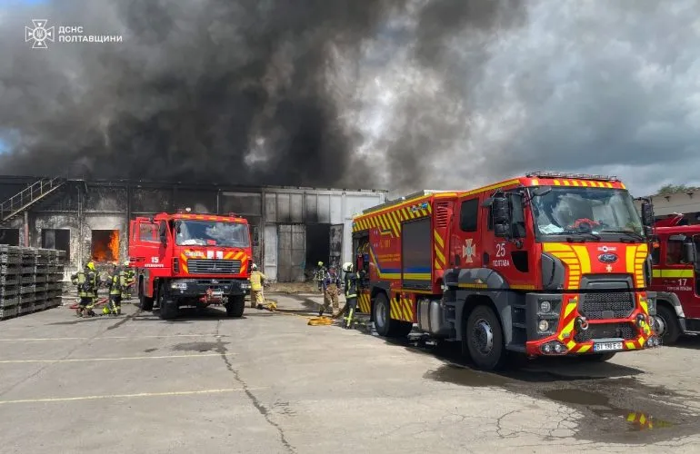 В Піщанській громаді внаслідок пожежі знищено покрівлю складу площею 800 м²