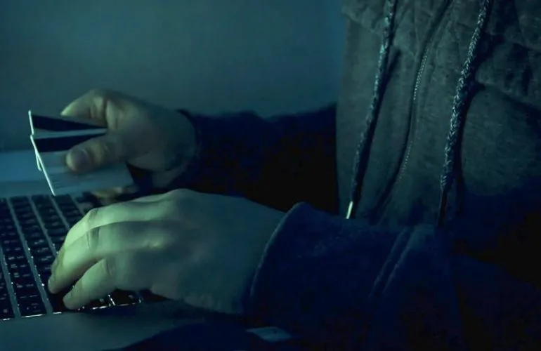 Суд оголосив вирок полтавцю, який надав свою карту шахраям, які «позичали» гроші через зламані акаунти