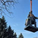 В Полтаве демонтировали памятники российскому императору Петру I