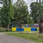 У парку «Перемога» гілка дерева впала на приватний атракціон: ніхто не постраждав