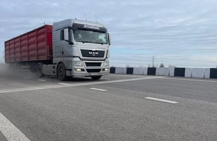 Перевозчиков Полтавщины призвали не ездить по дорогам в жару с грузом свыше 24 тонн