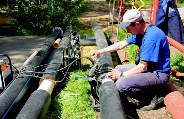 «Полтаватеплоенерго» обновляет тепломережи: замена старых труб на предварительно изолированные и полимерные