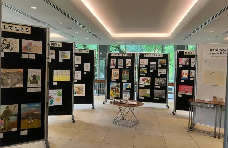 Выставка рисунков и хайку украинских детей открылась в Seisen University в Японии