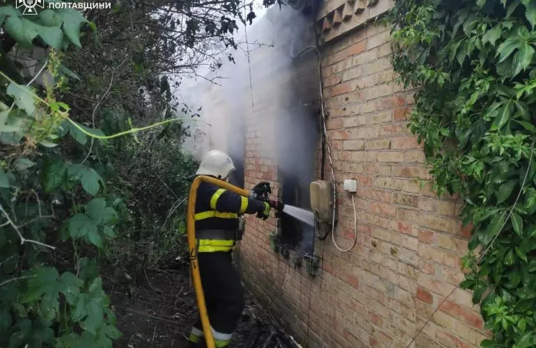 Пожежу в житловому будинку на Сумській у Карлівці повністю ліквідовано