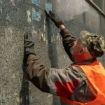 Комунальники очищають входи до підземного переходу на перехресті Шевченка та Європейської у Полтаві