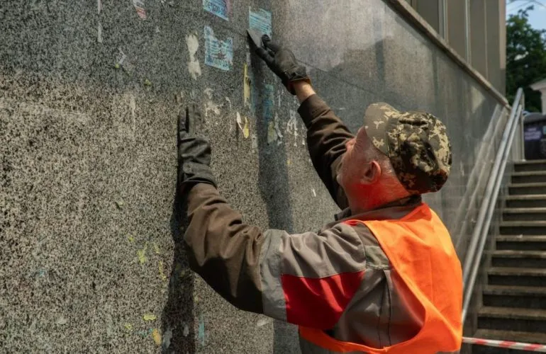 Комунальники очищають входи до підземного переходу на перехресті Шевченка та Європейської у Полтаві
