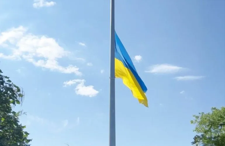 В Полтаве приспустили государственный флаг в знак солидарности с Днепром после ракетного удара