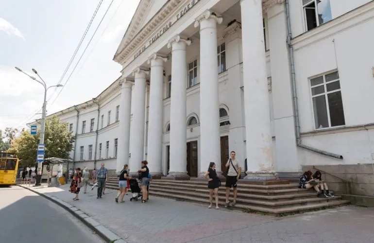 Полтавський будинок зв’язку стане безбар’єрним: новий пандус, підйомник і реконструкція