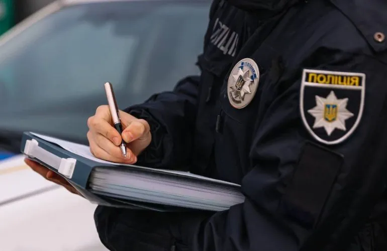 Патрульного из Полтавы оштрафовали за взятку в 12 тысяч гривен за уклонение от доставки в ТЦК и СП
