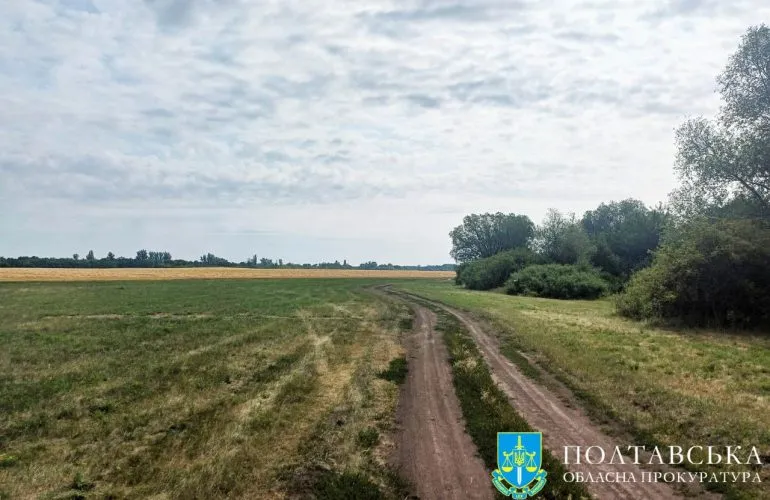 Двух государственных регистратора судят за незаконное отчуждение 86 га земли громады в Полтавской области